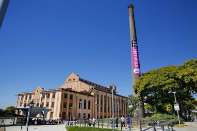  PORTO ALEGRE, RS, BRASIL 29/12/2018 - Propaganda na chaminé da Usina do Gasômetro + Clima, calor na orla. (FOTO: ROBINSON ESTRÁSULAS/AGÊNCIA RBS)