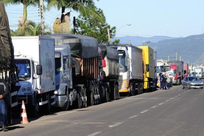  TRÊS CACHOEIRAS, RS, BRASIL, 24-05-2018. Rodovias do RS no quarto dia de greve dos caminhoneiros. Categoria protesta contra o aumento no preço de combustíveis por todo o país (RONALDO BERNARDI/AGÊNCIA RBS)