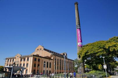  PORTO ALEGRE, RS, BRASIL 29/12/2018 - Propaganda na chaminé da Usina do Gasômetro + Clima, calor na orla. (FOTO: ROBINSON ESTRÁSULAS/AGÊNCIA RBS)