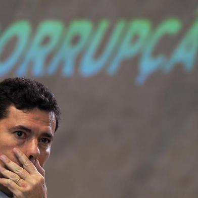 Brazils future Minister of Justice, Sergio Moro, gestures during a national forum on combating corruption in Rio de Janeiro, Brazil, on November 23, 2018. - Brazils incoming justice and security minister Sergio Moro announced earlier this week he was recruiting part of his team from the massive Car Wash anti-corruption probe that snared former leftist president Luiz Inacio Lula da Silva. (Photo by Carl DE SOUZA / AFP)