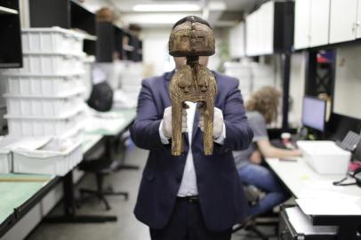  PORTO ALEGRE, RS, BRASIL, 10-09-2018. O pesquisador, pós-doutorando em História e irmão marista Édison Hüttner, da Pucrs, desvendou o mistério de uma escultura de madeira encontrada no interior do Estado: trata-se de uma Deusa Nimba, do povo Baga/Numa da região do Oeste Africano (Guiné, Guiné Bissau). A data da confecção da Deusa Nimba compreende o ano de (1767) ¿ quando grande leva de etnias de escravos da Guiné vieram da Bahia para o Rio Grande do Sul. Na foto: Édison Hüttner  (JEFFERSON BOTEGA/AGÊNCIA RBS)