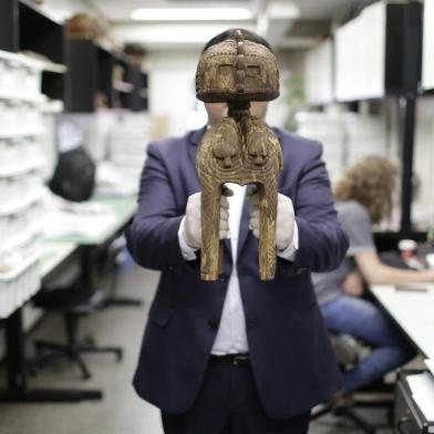  PORTO ALEGRE, RS, BRASIL, 10-09-2018. O pesquisador, pós-doutorando em História e irmão marista Édison Hüttner, da Pucrs, desvendou o mistério de uma escultura de madeira encontrada no interior do Estado: trata-se de uma Deusa Nimba, do povo Baga/Numa da região do Oeste Africano (Guiné, Guiné Bissau). A data da confecção da Deusa Nimba compreende o ano de (1767) ¿ quando grande leva de etnias de escravos da Guiné vieram da Bahia para o Rio Grande do Sul. Na foto: Édison Hüttner  (JEFFERSON BOTEGA/AGÊNCIA RBS)