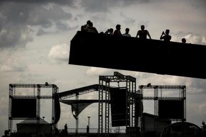  PORTO ALEGRE, RS, BRASIL, 30-12-2018: Palco montado na orla do Gasômetro para comemorar o Ano Novo. (Foto: Mateus Bruxel / Agência RBS)