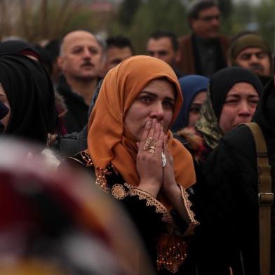 A woman mourns the death of a local official, who Fighters from the Syrian Democratic Forces (SDF) say was assassinated in a Kurdish-held area in the countryside of Deir Ezzor, during his funeral in northeastern Syrian Kurdish-majority city of Qamishli, on December 31, 2018. (Photo by Delil SOULEIMAN / AFP)