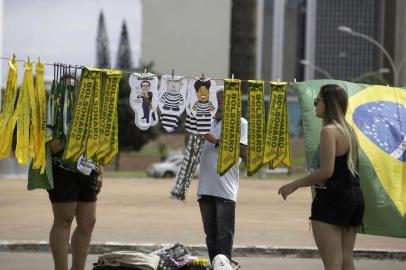 DF - MOVIMENTAÇÃO/BRASÍLIA - GERAL - Vendedor vende camisetass do presidente eleito Jair Bolsonaro na região central de Brasília na tarde desta segunda-feira (31). Fluxo de pessoas para a cerimônia de posse aumentou o comércio na região. 31/12/2018 - Foto: BRUNO ROCHA/FOTOARENA/FOTOARENA/ESTADÃO CONTEÚDO