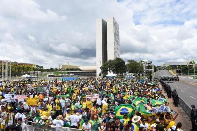  Supporters of Brazilian President-elect Jair Bolsonaro, gather to wait for his inauguration ceremony at "Tres Poderes" square in front of the Planalto Palace in Brasilia, on January 01, 2019. - Brazil entered a new chapter in its history on Tuesday, embracing a far-right president, Jair Bolsonaro, whose determination to break with decades of centrist rule has raised both hopes and fears. (Photo by EVARISTO SA / AFP)Editoria: POLLocal: BrasíliaIndexador: EVARISTO SASecao: politics (general)Fonte: AFPFotógrafo: STF