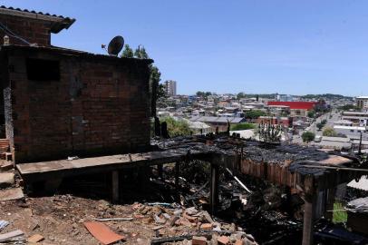  CAXIAS DO SUL, RS, BRASIL, 01/01/2019 - Incêndio destruiu casa de madeira na Rua João dAndrea, no bairro Pioneiro, neste domingo, em Caxias do Sul. (Marcelo Casagrande/Agência RBS)