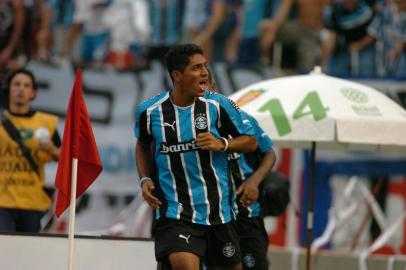 *** Fernando - Grenal 6 ***Decisão do Campeonato Gaúcho 2006.No Gre-Nal de número 365, realizado no Estádio Beira-Rio, em Porto Alegre, Internacional e Grêmio decidem o título de campeão gaúcho de 2006. O Grêmio tem a vantagem do saldo qualificado, podendo colocar a mão na taça com qualquer empate com gols. Se o jogo terminar em 0 a 0, a disputa irá para a prorrogação e, persistindo a igualdade, a decisão será nos pênaltis.Gol de empate do Grêmio, feito por Pedro Júnior, deu o título ao time azul.