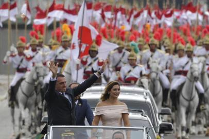  The presidential convoy, led by Brazils President-elect Jair Bolsonaro (L) and his wife Michelle Bolsonaro in a Rolls Royce, heads to the National Congress for his swearing-in ceremony, in Brasilia on January 1, 2019. - Bolsonaro takes office with promises to radically change the path taken by Latin Americas biggest country by trashing decades of centre-left policies. (Photo by Carl DE SOUZA / AFP)Editoria: POLLocal: BrasíliaIndexador: CARL DE SOUZASecao: governmentFonte: AFPFotógrafo: STF