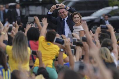  Brazils President-elect Jair Bolsonaro (L) gestures next to his wife Michelle Bolsonaro as the presidential convoy heads to the National Congress for his swearing-in ceremony, in Brasilia on January 1, 2019. - Bolsonaro takes office with promises to radically change the path taken by Latin Americas biggest country by trashing decades of centre-left policies. (Photo by Carl DE SOUZA / AFP)Editoria: POLLocal: BrasíliaIndexador: CARL DE SOUZASecao: governmentFonte: AFPFotógrafo: STF