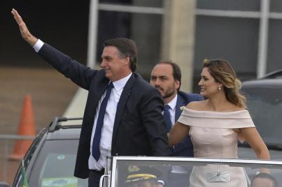  The presidential convoy, led by Brazils President-elect Jair Bolsonaro (L) and his wife Michelle Bolsonaro in a Rolls Royce, heads to the National Congress for his swearing-in ceremony, in Brasilia on January 1, 2019. - Bolsonaro takes office with promises to radically change the path taken by Latin Americas biggest country by trashing decades of centre-left policies. (Photo by Carl DE SOUZA / AFP)Editoria: POLLocal: BrasíliaIndexador: CARL DE SOUZASecao: governmentFonte: AFPFotógrafo: STF