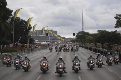  The presidential convoy, led by Brazils President-elect Jair Bolsonaro (L) and his wife Michelle Bolsonaro in a Rolls Royce, heads to the National Congress for his swearing-in ceremony, in Brasilia on January 1, 2019. - Bolsonaro takes office with promises to radically change the path taken by Latin Americas biggest country by trashing decades of centre-left policies. (Photo by Carl DE SOUZA / AFP)Editoria: POLLocal: BrasíliaIndexador: CARL DE SOUZASecao: governmentFonte: AFPFotógrafo: STF