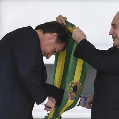  Outgoing Brazilian president Michel Temer hands over the presidential sash to Brazils new president Jair Bolsonaro at Planalto Palace in Brasilia on January 1, 2019. - Bolsonaro takes office with promises to radically change the path taken by Latin Americas biggest country by trashing decades of centre-left policies. (Photo by EVARISTO SA / AFP)Editoria: POLLocal: BrasíliaIndexador: EVARISTO SASecao: governmentFonte: AFPFotógrafo: STF