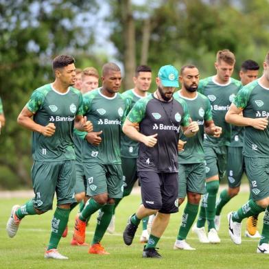  CAXIAS DO SUL, RS, BRASIL, 26/12/2018. Treino do Juventude no CT. O Juventude está se preparando para o campeonato gáucho 2018. Na foto, volante Mateus Santana (E) ao lado do preparador-físico Rodrigo Squinalli (de boné). (Porthus Junior/Agência RBS)Indexador:                                 