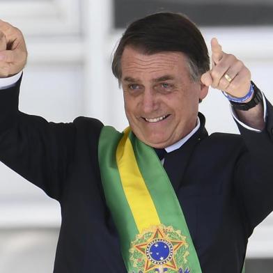  Brazils new president Jair Bolsonaro gestures after receiveing the presidential sash from outgoing Brazilian president Michel Temer (out of frame), at Planalto Palace in Brasilia on January 1, 2019. - Bolsonaro takes office with promises to radically change the path taken by Latin Americas biggest country by trashing decades of centre-left policies. (Photo by EVARISTO SA / AFP)Editoria: POLLocal: BrasíliaIndexador: EVARISTO SASecao: governmentFonte: AFPFotógrafo: STF