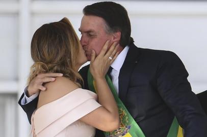  Brazils new First Lady Michelle Bolsonaro (L) kisses his husband Brazils new president Jair Bolsonaro, during his inauguration ceremony at Planalto Palace in Brasilia on January 1, 2019. - Bolsonaro takes office with promises to radically change the path taken by Latin Americas biggest country by trashing decades of centre-left policies. (Photo by EVARISTO SA / AFP)Editoria: POLLocal: BrasíliaIndexador: EVARISTO SASecao: governmentFonte: AFPFotógrafo: STF