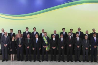  Brazils new President Jair Bolsonaro (with sash) and new Vice-President Hamilton Mourao (to Bolsonaros left) pose with the new cabinet at Planalto Palace in Brasilia on January 1, 2019 after the swearing-in ceremony at the National Congress. - Bolsonaro takes office with promises to radically change the path taken by Latin Americas biggest country by trashing decades of centre-left policies. (Photo by Sergio LIMA / AFP)Editoria: POLLocal: BrasíliaIndexador: SERGIO LIMASecao: governmentFonte: AFPFotógrafo: STR