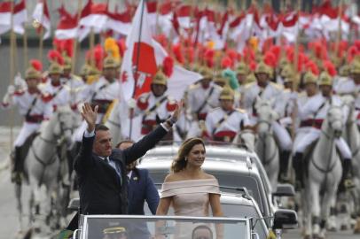  The presidential convoy, led by Brazils President-elect Jair Bolsonaro (L) and his wife Michelle Bolsonaro in a Rolls Royce, heads to the National Congress for his swearing-in ceremony, in Brasilia on January 1, 2019. - Bolsonaro takes office with promises to radically change the path taken by Latin Americas biggest country by trashing decades of centre-left policies. (Photo by Carl DE SOUZA / AFP)Editoria: POLLocal: BrasíliaIndexador: CARL DE SOUZASecao: governmentFonte: AFPFotógrafo: STF