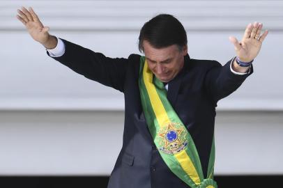  Brazils new President Jair Bolsonaro gestures after receiveing the presidential sash from outgoing Brazilian president Michel Temer (out of frame), at Planalto Palace in Brasilia on January 1, 2019. - Bolsonaro takes office with promises to radically change the path taken by Latin Americas biggest country by trashing decades of centre-left policies. (Photo by EVARISTO SA / AFP)Editoria: POLLocal: BrasíliaIndexador: EVARISTO SASecao: governmentFonte: AFPFotógrafo: STF