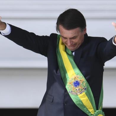  Brazils new President Jair Bolsonaro gestures after receiveing the presidential sash from outgoing Brazilian president Michel Temer (out of frame), at Planalto Palace in Brasilia on January 1, 2019. - Bolsonaro takes office with promises to radically change the path taken by Latin Americas biggest country by trashing decades of centre-left policies. (Photo by EVARISTO SA / AFP)Editoria: POLLocal: BrasíliaIndexador: EVARISTO SASecao: governmentFonte: AFPFotógrafo: STF