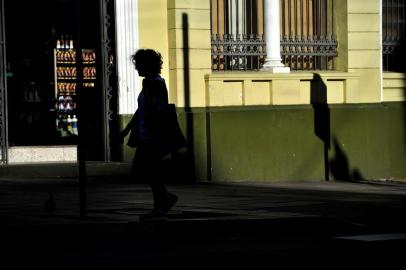  CAXIAS DO SUL, RS, BRASIL, 20/12/2018Manhã de sol e calor no centro de caxias. A previsão para quinta é sol e aumento de nuvens de manhã. Pancadas de chuva à tarde e à noite.