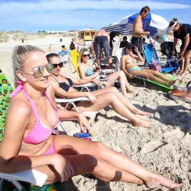 Grupo de amigas de Dois Irmãos aproveitava dia de sol na beira mar