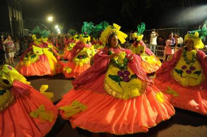  06/02/2016 - CAXIAS DO SUL, RS, BRASIL. As seis escolas do grupo especial de Caxias do Sul apresentam-se na Rua Plácido de Castro no Carnaval 2016. Na foto, Protegidos da Princesa. (Diogo Sallaberry/Agência RBS)