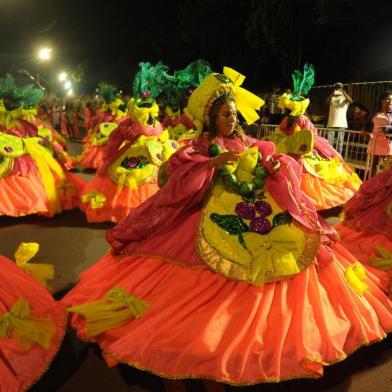  06/02/2016 - CAXIAS DO SUL, RS, BRASIL. As seis escolas do grupo especial de Caxias do Sul apresentam-se na Rua Plácido de Castro no Carnaval 2016. Na foto, Protegidos da Princesa. (Diogo Sallaberry/Agência RBS)