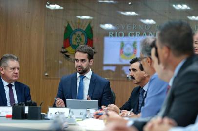  PORTO ALEGRE, RS, BRASIL, 02/01/2019 - No primeiro dia à frente do Palácio Piratini, o governador Eduardo Leite (PSDB) assinou seis decretos com ações emergenciais na área das finanças públicas.(FOTOGRAFO: FERNANDO GOMES / AGENCIA RBS)