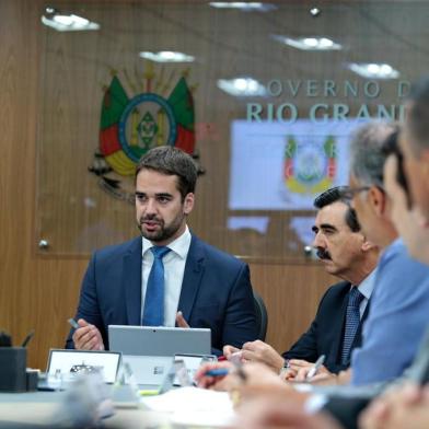  PORTO ALEGRE, RS, BRASIL, 02/01/2019 - No primeiro dia à frente do Palácio Piratini, o governador Eduardo Leite (PSDB) assinou seis decretos com ações emergenciais na área das finanças públicas.(FOTOGRAFO: FERNANDO GOMES / AGENCIA RBS)