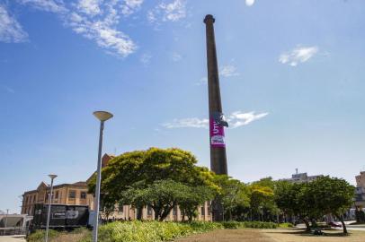 Faixa da Casa Maria, patrocinadora do Réveillon, é retirada da chaminé da Usina do Gasômetro.