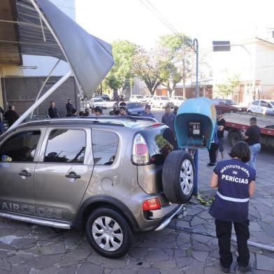  CAXIAS DO SUL, RS, BRASIL 06/12/2018Homem morre em acidente no bairro Jardelino Ramos em Caxias. Colisão ocorreu na Rua Treze de Maio, pouco antes das 8h da manhã. (Felipe Nyland/Agência RBS)