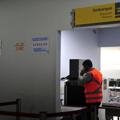  CAXIAS DO SUL, RS, BRASIL, 07/12/2018Funcionários do aeroporto trabalham em modo de operação padrão por falta de pagamento, atrasando os vôos da gol e azul nesta tarde. (Lucas Amorelli/Agência RBS)