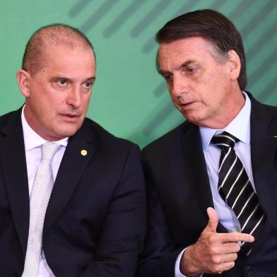  Brazilian President Jair Bolsonaro (R) talks to his Chief of Staff Onyx Lorenzoni during a ceremony in which some of the ministers of his cabinet take office a day after the swearing-in of the countrys new government, at Planalto Palace in Brasilia, on January 2, 2019. - Brazils new far-right President Jair Bolsonaro declared a crusade against crime, corruption and leftwing ideology as he took office on January 1 for a four-year term at the helm of Latin Americas biggest nation. (Photo by EVARISTO SA / AFP)Editoria: POLLocal: BrasíliaIndexador: EVARISTO SASecao: governmentFonte: AFPFotógrafo: STF