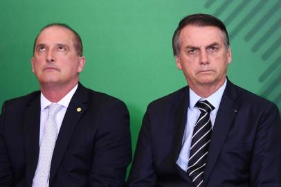  Brazilian President Jair Bolsonaro (R) sits next to Chief of Staff Onyx Lorenzoni during a ceremony in which some of the ministers of his cabinet take office a day after the swearing-in of the countrys new government, at Planalto Palace in Brasilia, on January 2, 2019. - Brazils new far-right President Jair Bolsonaro declared a crusade against crime, corruption and leftwing ideology as he took office on January 1 for a four-year term at the helm of Latin Americas biggest nation. (Photo by EVARISTO SA / AFP)Editoria: POLLocal: BrasíliaIndexador: EVARISTO SASecao: governmentFonte: AFPFotógrafo: STF