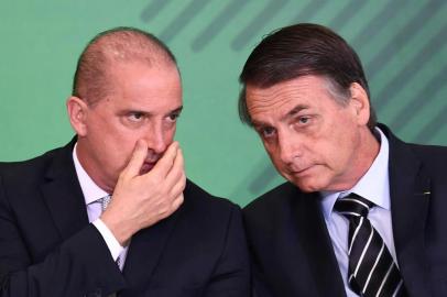  Brazilian President Jair Bolsonaro (R) listens to his Chief of Staff Onyx Lorenzoni during a ceremony in which some of the ministers of his cabinet take office a day after the swearing-in of the countrys new government, at Planalto Palace in Brasilia, on January 2, 2019. - Brazils new far-right President Jair Bolsonaro declared a crusade against crime, corruption and leftwing ideology as he took office on January 1 for a four-year term at the helm of Latin Americas biggest nation. (Photo by EVARISTO SA / AFP)Editoria: POLLocal: BrasíliaIndexador: EVARISTO SASecao: governmentFonte: AFPFotógrafo: STF