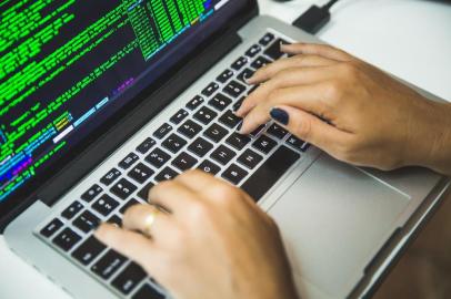  FLORIANÓPOLIS, SC, BRASIL, 22-02-2016 - Emília Chagas é a mulher forte da Contentools, empresa de tecnologia de Florianópolis, e fala sobre a baixa representatividade feminina no setor em Santa Catarina.