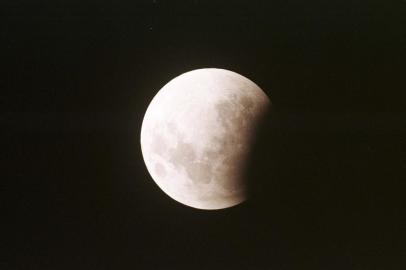 Eclipse da lua visto da praia de Torres à 1h 14min.#PÁGINA:40