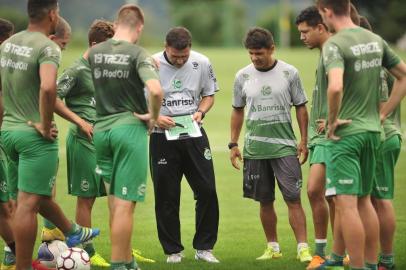  CAXIAS DO SUL, RS, BRASIL, 26/120/2018. Treino do Juventude Sub-20, que está se preparando para a Copa São Paulo. Na foto, técnico Itaqui (E) e preparador-físico Lauro (D). (Porthus Junior/Agência RBS)