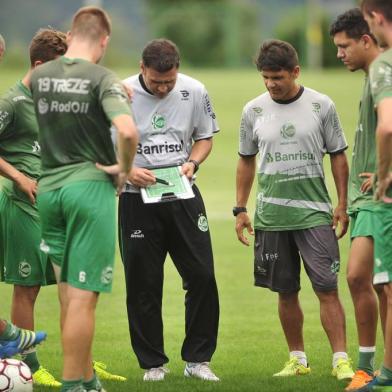  CAXIAS DO SUL, RS, BRASIL, 26/120/2018. Treino do Juventude Sub-20, que está se preparando para a Copa São Paulo. Na foto, técnico Itaqui (E) e preparador-físico Lauro (D). (Porthus Junior/Agência RBS)