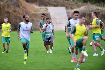  CAXIAS DO SUL, RS, BRASIL, 26/120/2018. Treino do Juventude Sub-20, que está se preparando para a Copa São Paulo. Na foto, preparador-físico Lauro (C). (Porthus Junior/Agência RBS)Indexador:                                 