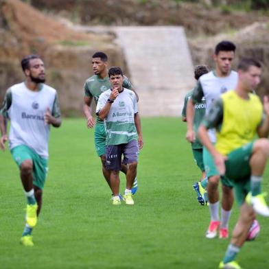  CAXIAS DO SUL, RS, BRASIL, 26/120/2018. Treino do Juventude Sub-20, que está se preparando para a Copa São Paulo. Na foto, preparador-físico Lauro (C). (Porthus Junior/Agência RBS)Indexador:                                 