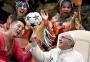 FOTOS: papa Francisco equilibra bola com os dedos em apresentação de circo de Cuba