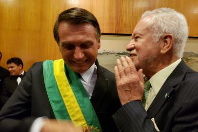 Alexandre Garcia com Jair Bolsonaro na posse presidencial. Foto: Twitter/Reprodução