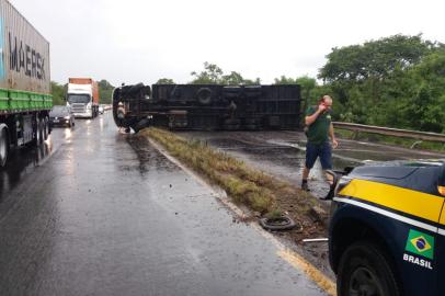 caminhão tomba e bloqueia a br-386