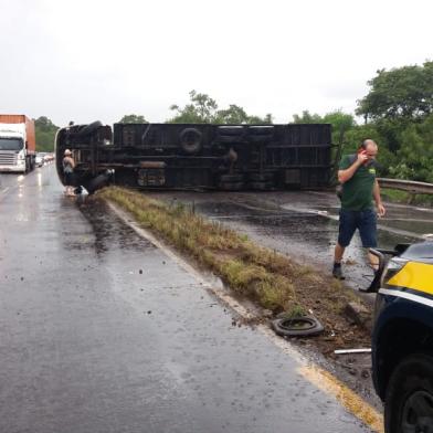 caminhão tomba e bloqueia a br-386