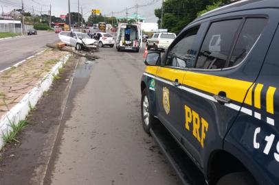 colisão entre dois carros deixou feridos e poste caído em Caxias