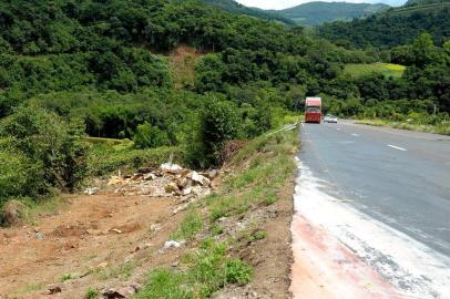  BENTO GONÇALVES, RS, BRASIL 03/01/2019Segue internada em estado grave a segunda vítima do acidente registrado na manhã da quarta-feira (2), em Bento Gonçalves. O capotamento de um caminhão ocorreu às 8h40min, no Km 9 da ERS-431, na Linha Alcântara, distrito de Faria Lemos. Daniel Jesus de Oliveira, 35 anos, morreu no local. Sérgio Roberto Lopes, de 42 anos, está internado na UTI do Hospital Tacchini. Ele se recupera de uma cirurgia. (Lucas Amorelli/Agência RBS)