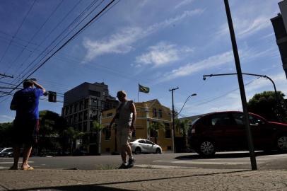  CAXIAS DO SUL, RS, BRASIL, 19/12/2018Céu azul e bastante calor nesta manhã em Caxias. A Previsão é de chuva forte pela tarde. (Lucas Amorelli/Agência RBS)