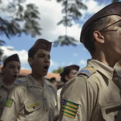 MILITARIZACAO DE ESCOLASGoiania, GO - 14/06/2018 - Em Goiania, escolas militares geram tensao entre sindicato dos professores e policiais. Levantamento da Confederacao Nacional dos Trabalhadores em Educacao mostra que varias prefeituras, em diferentes Estados do pais, estao transferindo para a PM a gestao de escolas publicas numa tentativa de conter a violencia nas salas de aula. Foto: Daniel Marenco / Agencia O GloboLocal: GoianaIndexador: Daniel MarencoFonte: CEDOC - Editora GloboFotógrafo: Especiais